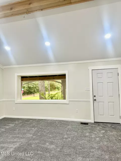 Living - 1436 Lakeview Ave, Jackson, MS 39212 photo 3 of 8