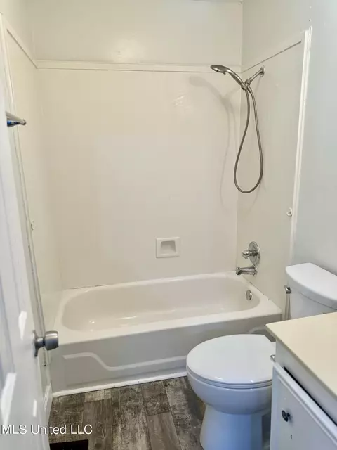 Bath - 1436 Lakeview Ave, Jackson, MS 39212 photo 2 of 3