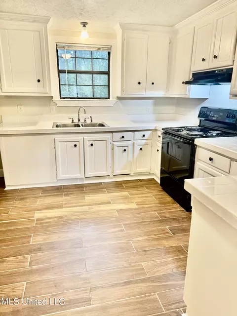 Kitchen - 1436 Lakeview Ave, Jackson, MS 39212 photo 3 of 5