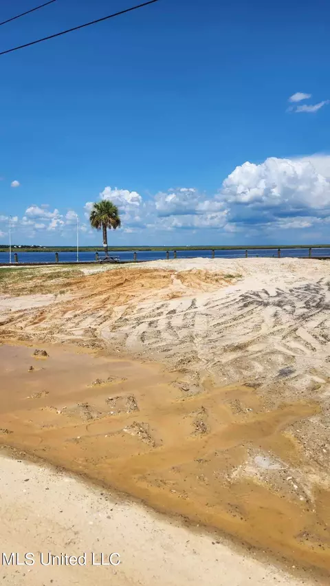 11038 Clleeves St, Bay Saint Louis, MS 39520