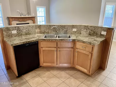 Kitchen - 762 Bending Oak N, Hernando, MS 38632 photo 2 of 6