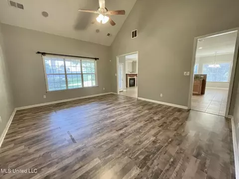 Living - 762 Bending Oak N, Hernando, MS 38632 photo 2 of 8