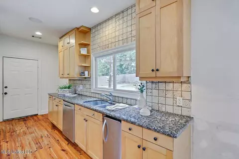 Kitchen - 1771 Plantation Blvd, Jackson, MS 39211 photo 3 of 4