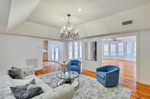 Living - 1771 Plantation Blvd, Jackson, MS 39211 photo 3 of 8