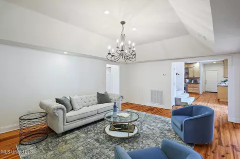 Living - 1771 Plantation Blvd, Jackson, MS 39211 photo 2 of 8