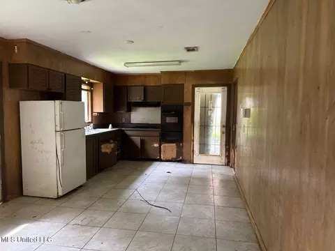 Kitchen - 1051 Brookley St, Jackson, MS 39212 photo 2 of 2