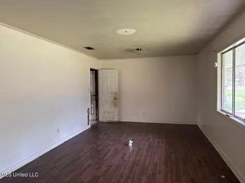 Living - 1051 Brookley St, Jackson, MS 39212 photo 1 of 3