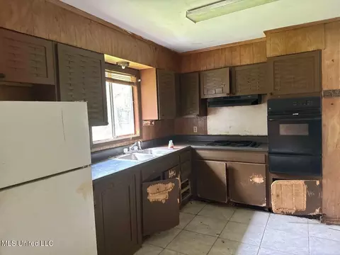 Kitchen - 1051 Brookley St, Jackson, MS 39212 photo 1 of 2
