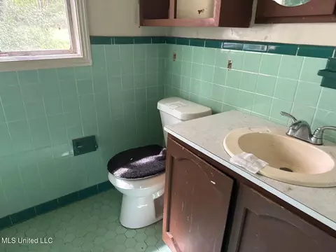 Bath - 1051 Brookley St, Jackson, MS 39212 photo 1 of 2