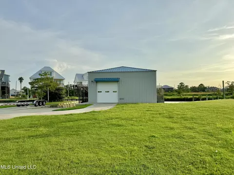 618 Riverview Dr, Bay Saint Louis, MS 39520