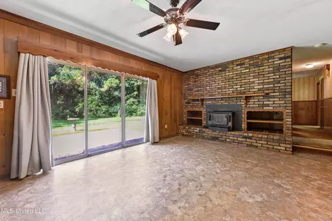 Living - 11247 Hwy 613, Lucedale, MS 39452 photo 2 of 3