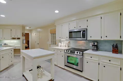 Kitchen - 26 Redbud Ln, Madison, MS 39110 photo 3 of 4