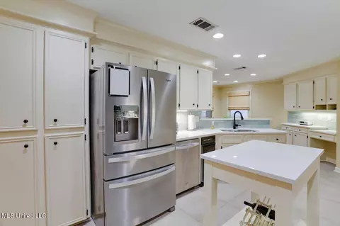 Kitchen - 26 Redbud Ln, Madison, MS 39110 photo 2 of 4