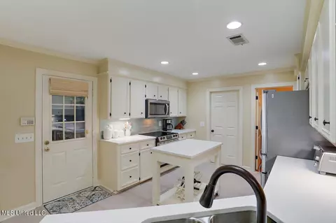 Kitchen - 26 Redbud Ln, Madison, MS 39110 photo 1 of 4