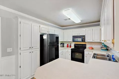 Kitchen - 539 Eaglewood Dr, Florence, MS 39073 photo 2 of 4