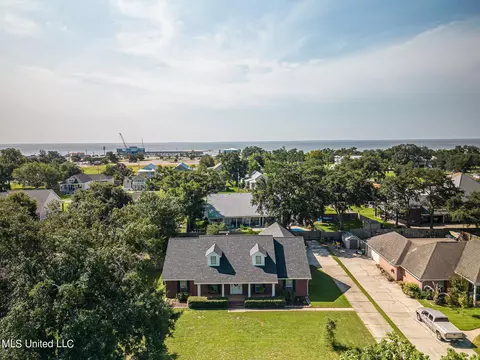 207 E Third St, Long Beach, MS 39560