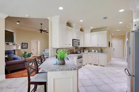 Kitchen - 111 Belle Oak Dr, Brandon, MS 39042 photo 2 of 4