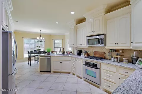 Kitchen - 111 Belle Oak Dr, Brandon, MS 39042 photo 3 of 4