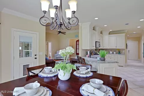 Dining - 111 Belle Oak Dr, Brandon, MS 39042 photo 2 of 2