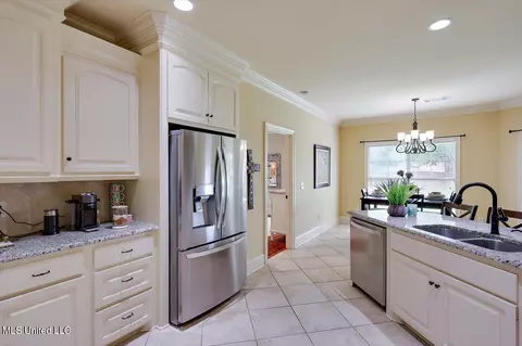 Kitchen - 111 Belle Oak Dr, Brandon, MS 39042 photo 4 of 4