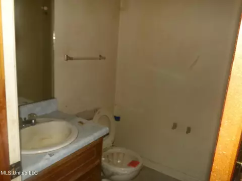 Bath - 1268 Nell St, Charleston, MS 38921 photo 1 of 2