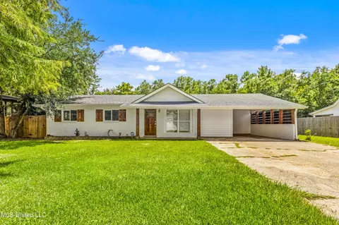 6 Chantilly Ter, Bay Saint Louis, MS 39520