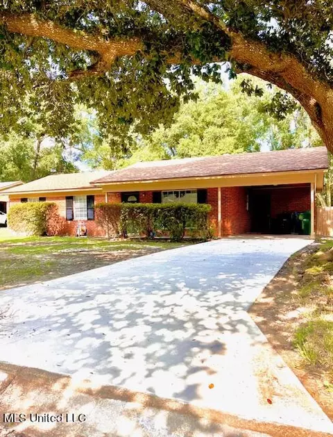 6920 Bienville Dr, Biloxi, MS 39532