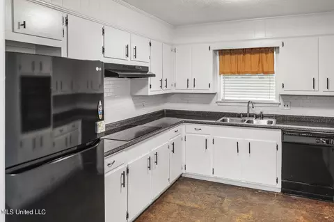 Kitchen - 437 Highwood Dr, Jackson, MS 39209 photo 1 of 2