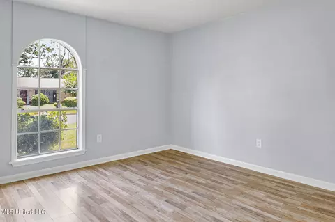 Living - 437 Highwood Dr, Jackson, MS 39209 photo 2 of 2