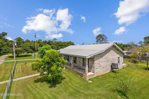 901 Victoria St, Waveland, MS 39576