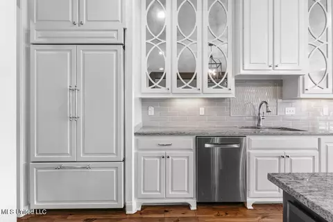 Kitchen - 384 Mannsdale Rd, Madison, MS 39110 photo 4 of 6