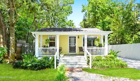 511 Ward Ave, Ocean Springs, MS 39564