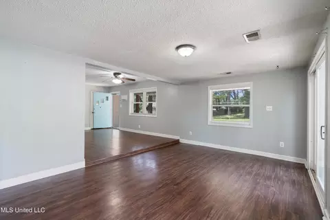 Living - 479 Oakhurst Dr, Hernando, MS 38632 photo 4 of 4