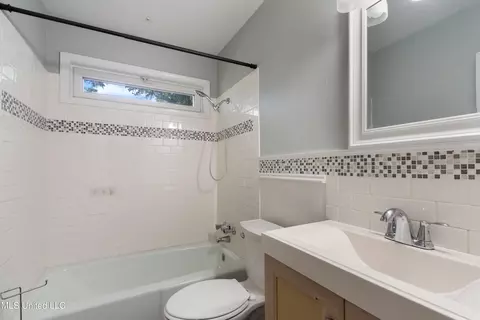Bath - 479 Oakhurst Dr, Hernando, MS 38632 photo 1 of 2