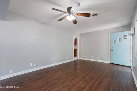 Living - 479 Oakhurst Dr, Hernando, MS 38632 photo 2 of 4