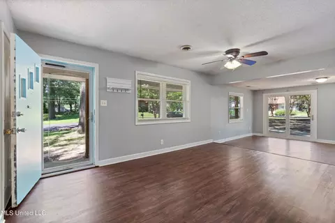 Living - 479 Oakhurst Dr, Hernando, MS 38632 photo 1 of 4