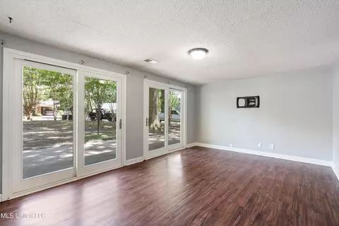 Living - 479 Oakhurst Dr, Hernando, MS 38632 photo 3 of 4
