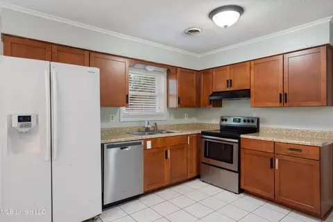 Kitchen - 479 Oakhurst Dr, Hernando, MS 38632 photo 2 of 2