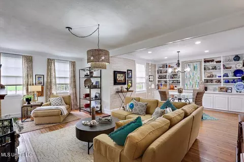 Living - 2308 Memorial Cir, Flora, MS 39071 photo 2 of 5