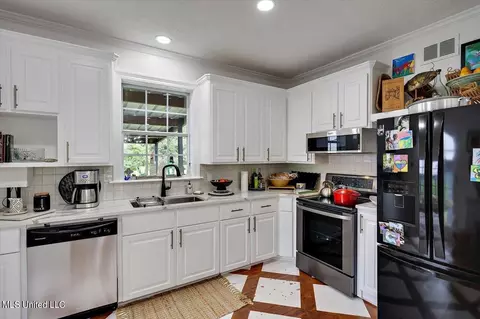 Kitchen - 2308 Memorial Cir, Flora, MS 39071 photo 2 of 3