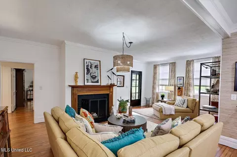 Living - 2308 Memorial Cir, Flora, MS 39071 photo 3 of 5