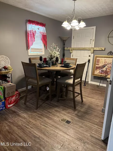 Dining - 422 Clark Ave, Jackson, MS 39212 photo 1 of 3