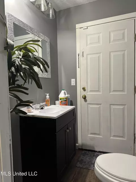 Bath - 422 Clark Ave, Jackson, MS 39212 photo 1 of 3
