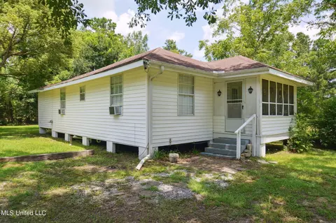 1118 Edna St, Waveland, MS 39576