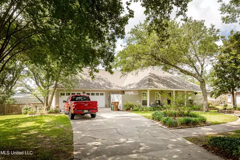 9195 Scenic River Dr, Biloxi, MS 39532