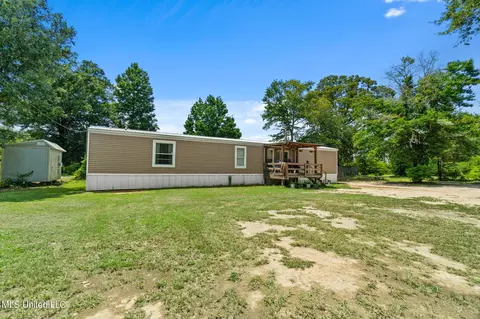 275 Wildflower Cir, Lumberton, MS 39455
