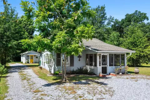 537 Meadow Ln, Waveland, MS 39576