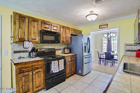 Kitchen - 365 Lynwood Ln, Jackson, MS 39206 photo 2 of 2