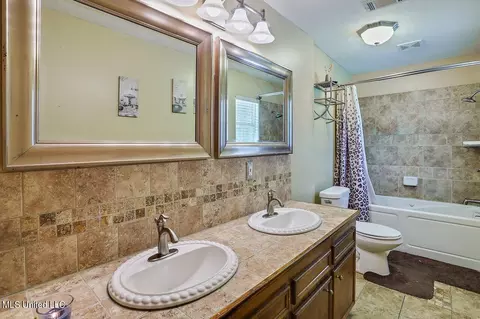 Bath - 365 Lynwood Ln, Jackson, MS 39206 photo 1 of 3