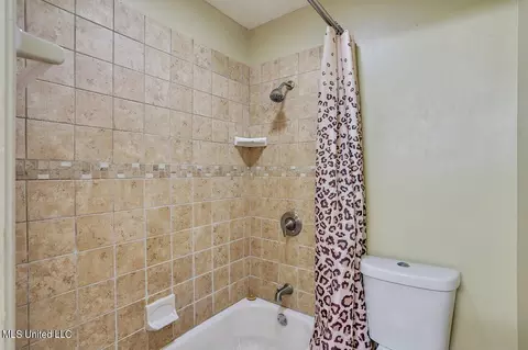 Bath - 365 Lynwood Ln, Jackson, MS 39206 photo 3 of 3
